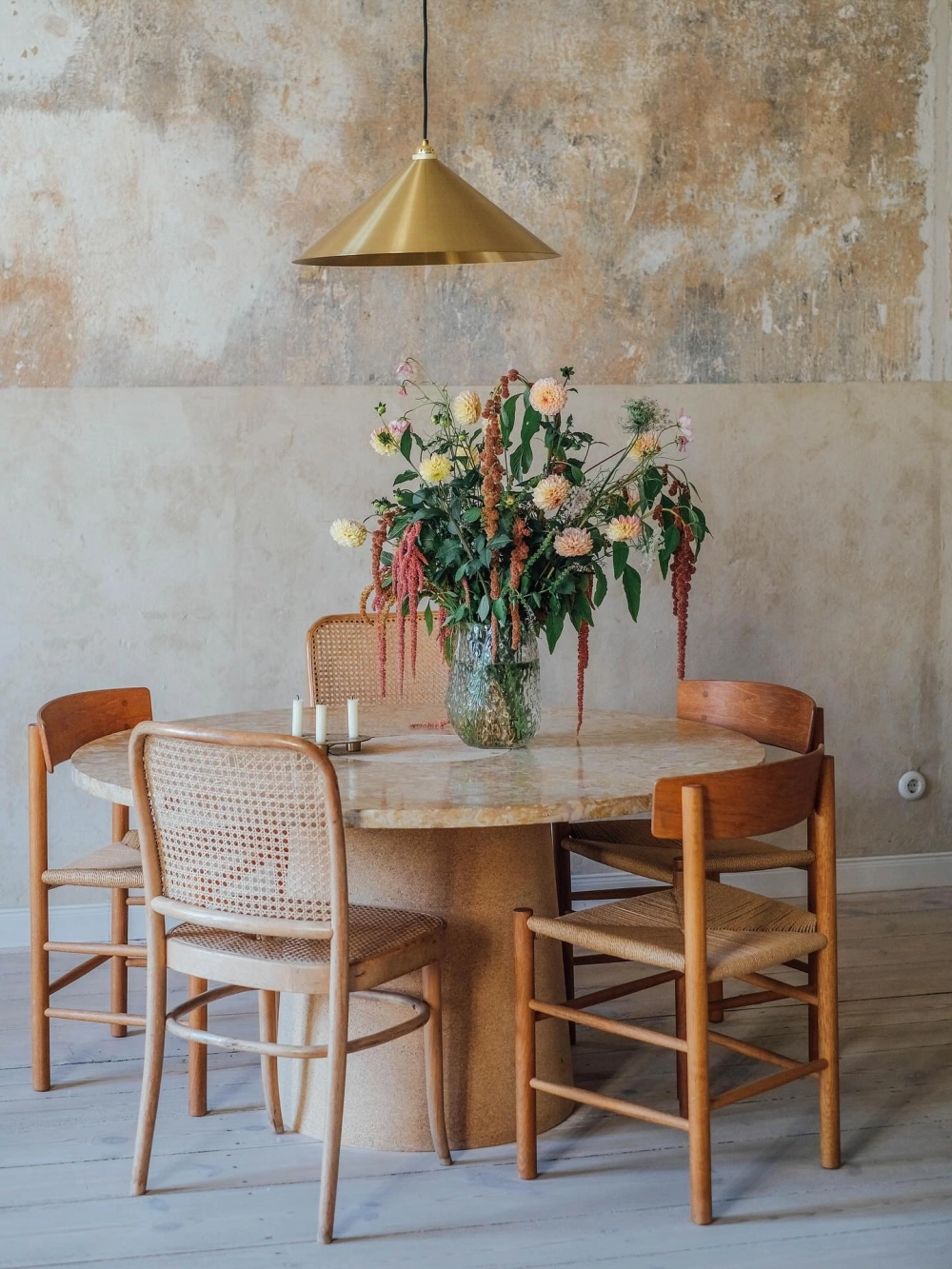 Sự sang trọng và bền bỉ của mẫu bàn ăn đẹp mặt đá marble trắng vân mây