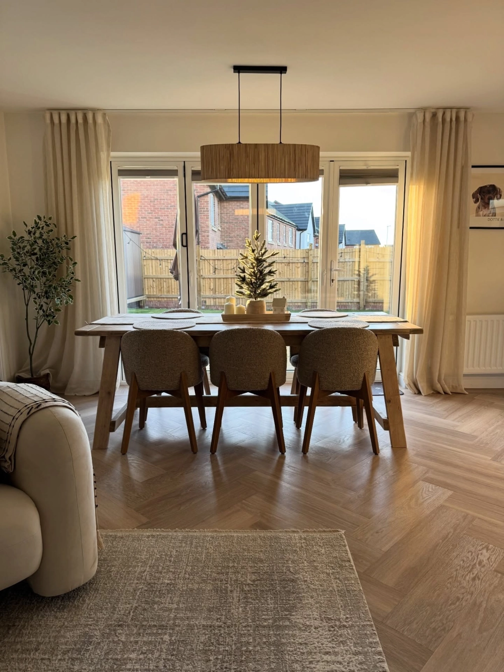 Thiết kế phòng bếp ấm cúng nổi bật với mẫu bàn ăn đẹp hiện đại bằng gỗ sồi