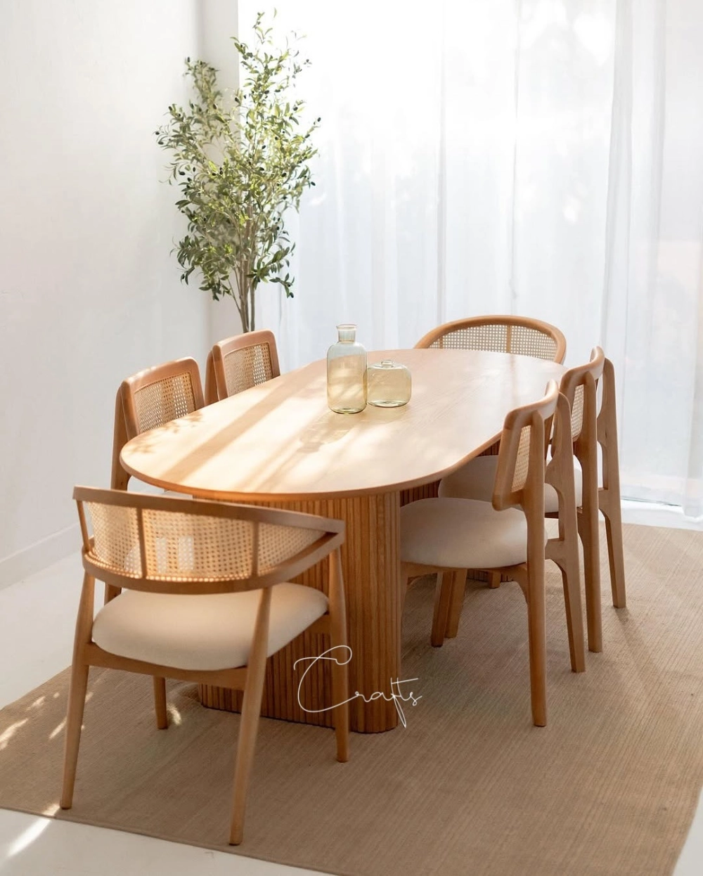 Sự kết hợp hoàn hảo giữa bàn ăn đẹp mặt đá và ghế da bò