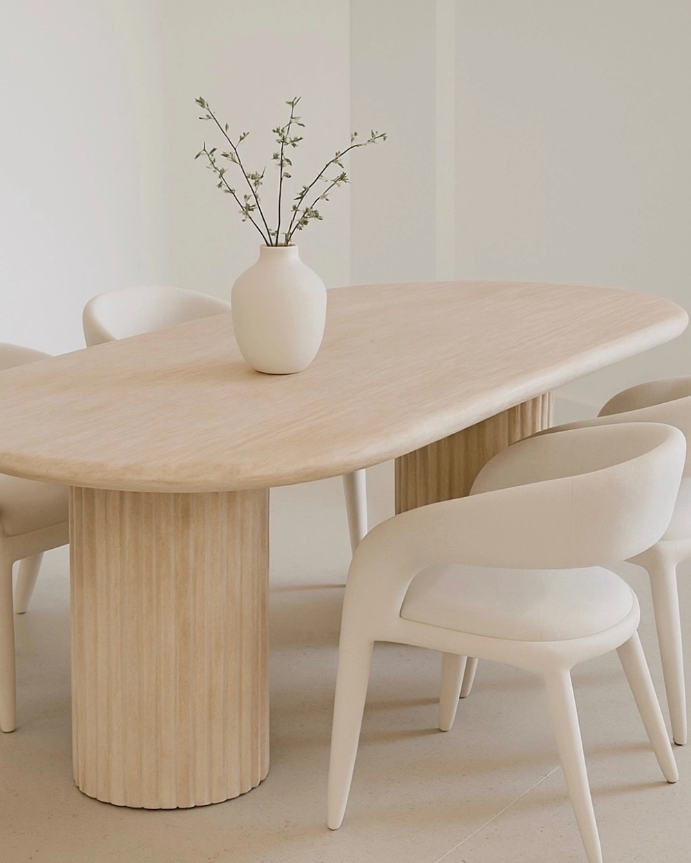 Ý tưởng decor bàn ăn đẹp với lọ hoa và đèn thả trần ấm áp