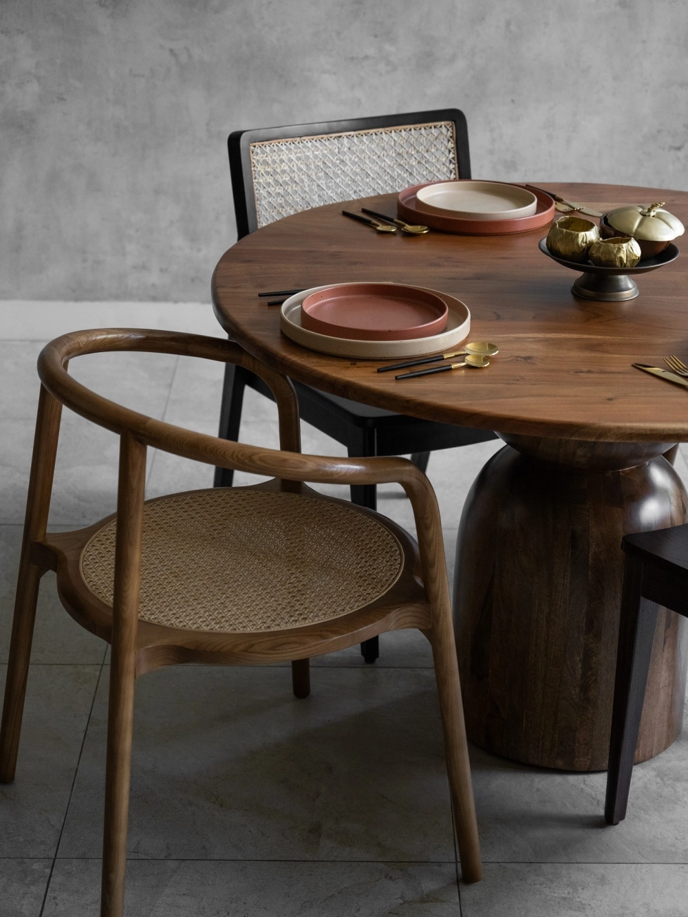 Thiết kế bàn ăn gỗ xoan đào dáng bầu dục ấm cúng