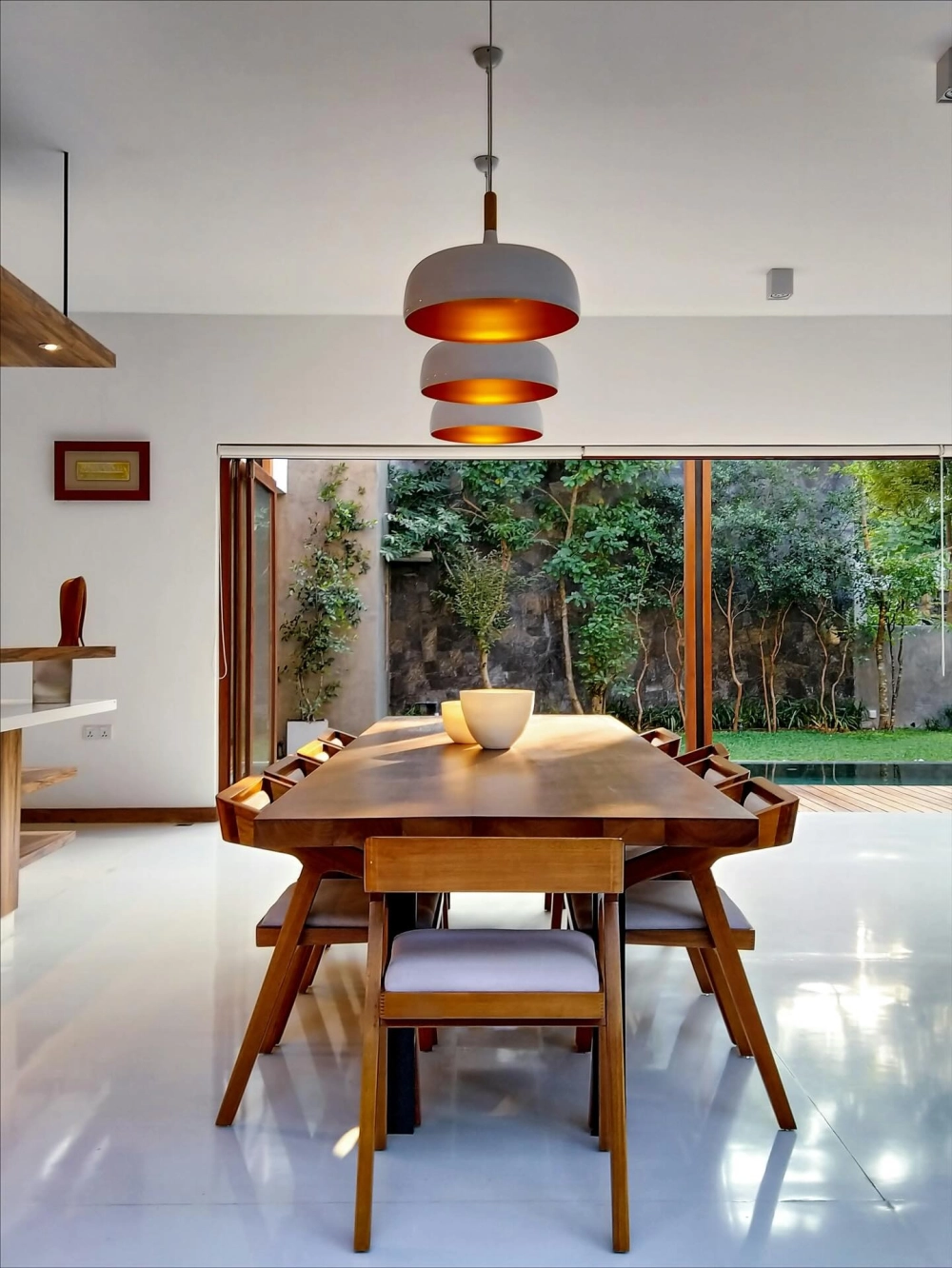 Mẫu bàn ăn gỗ nguyên tấm cạnh tự nhiên độc đáo