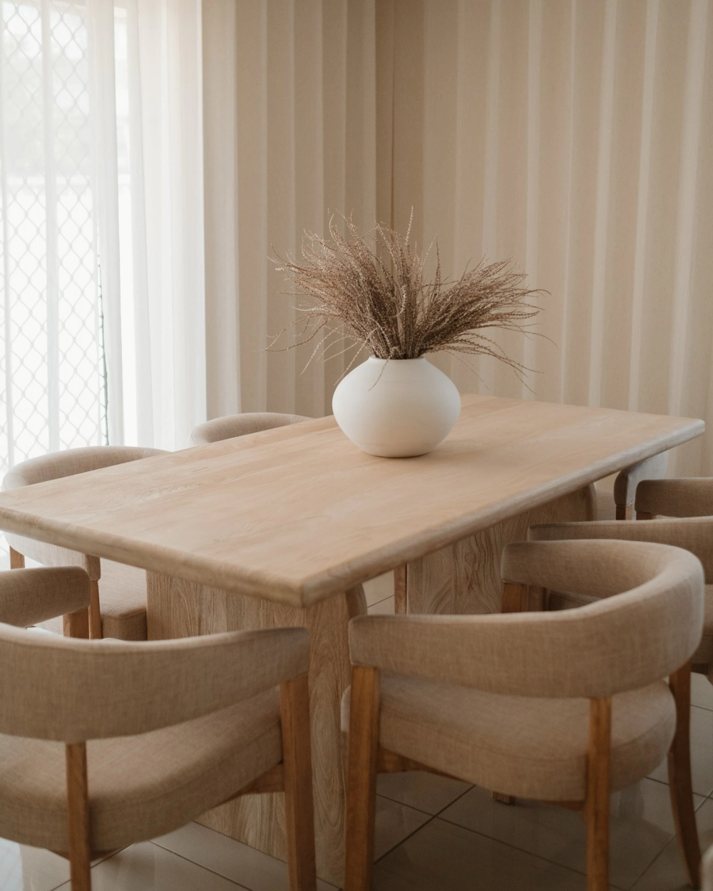 Bàn ăn gỗ mặt đá kết hợp khung gỗ tần bì