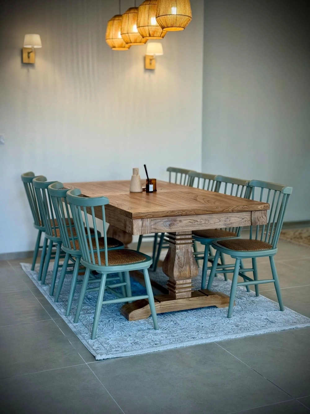 Mẫu bàn ăn gỗ chân trụ vững chãi sang trọng