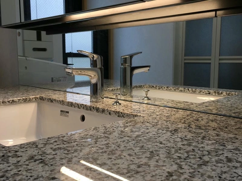 Bàn đá lavabo phòng tắm gọn gàng tinh tế