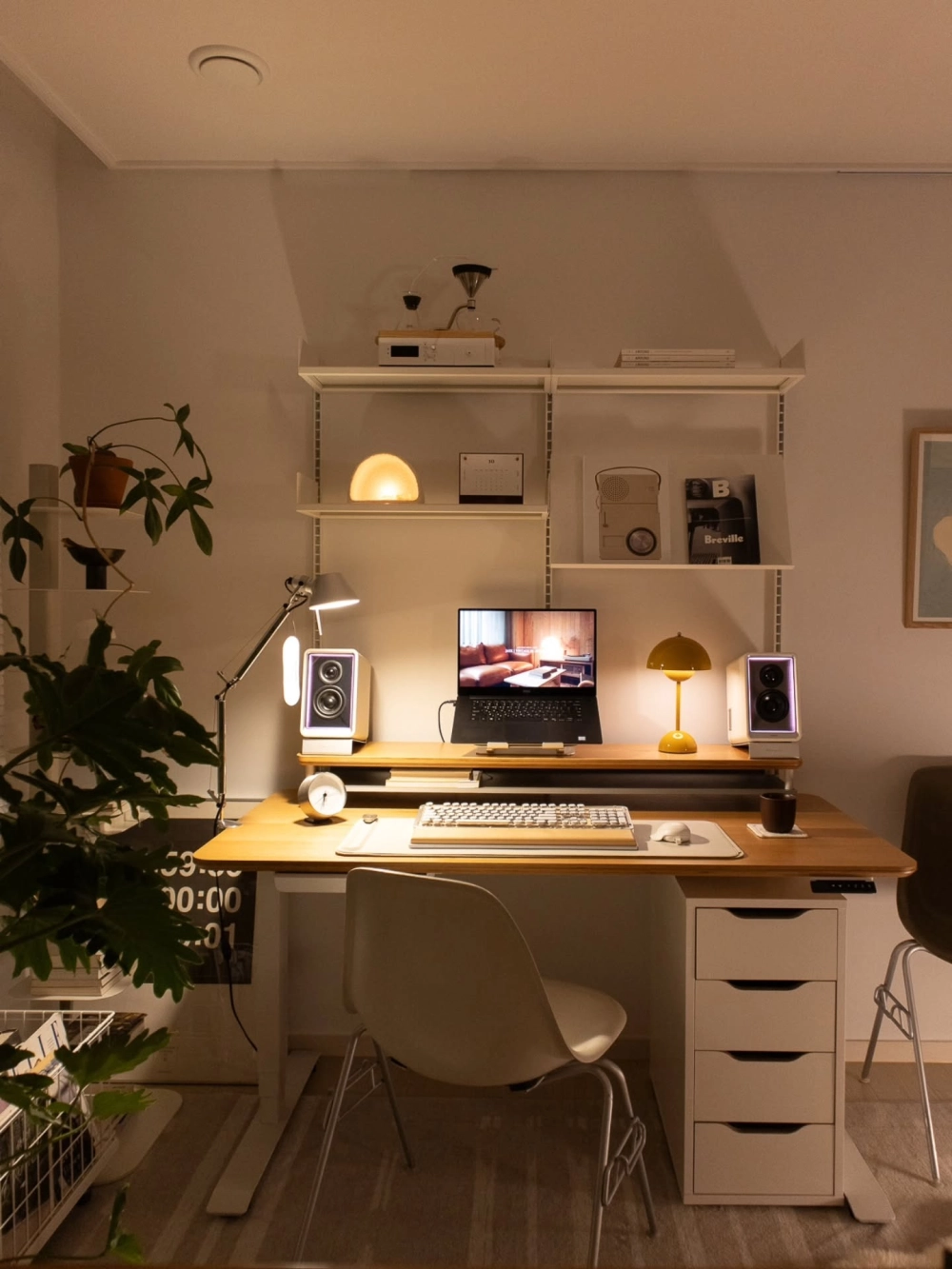 Thiết kế bàn làm việc kết hợp tủ quần áo tiết kiệm diện tích