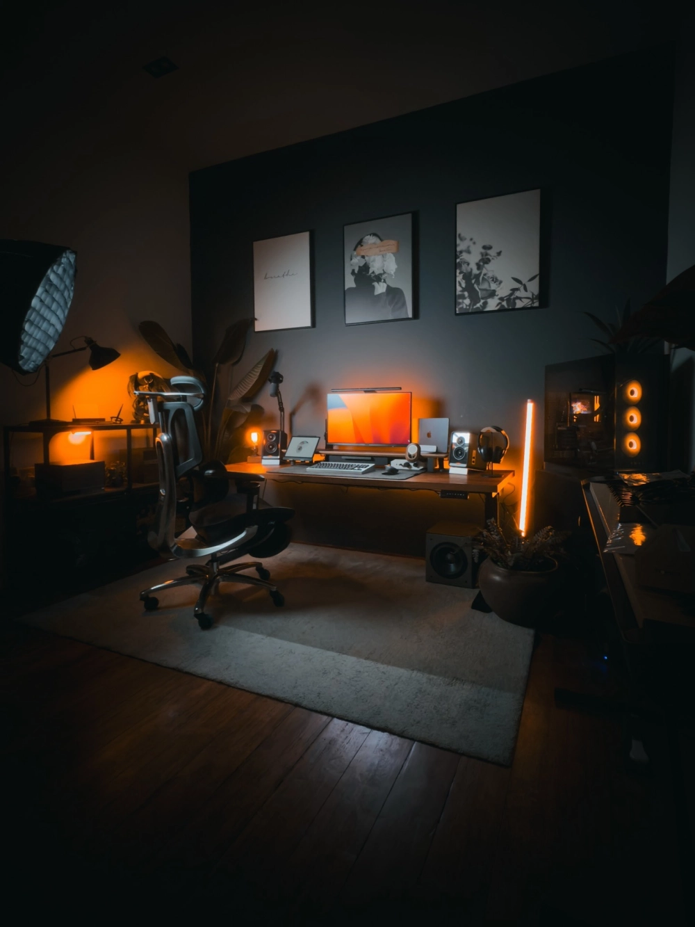 Mẫu bàn làm việc treo tường gấp gọn thông minh cho phòng nhỏ