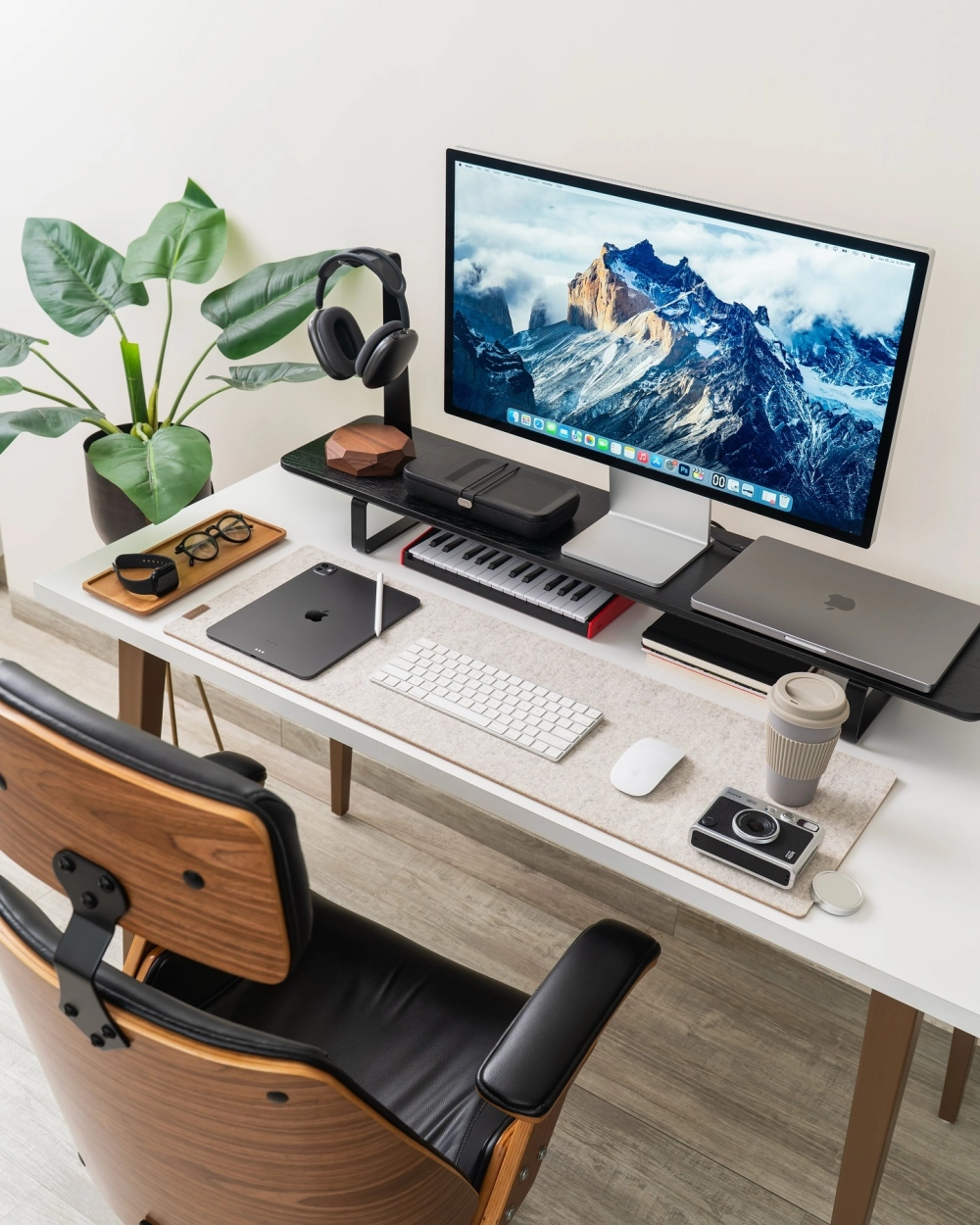 Bàn làm việc chữ l trong phòng ngủ tận dụng góc chết hiệu quả