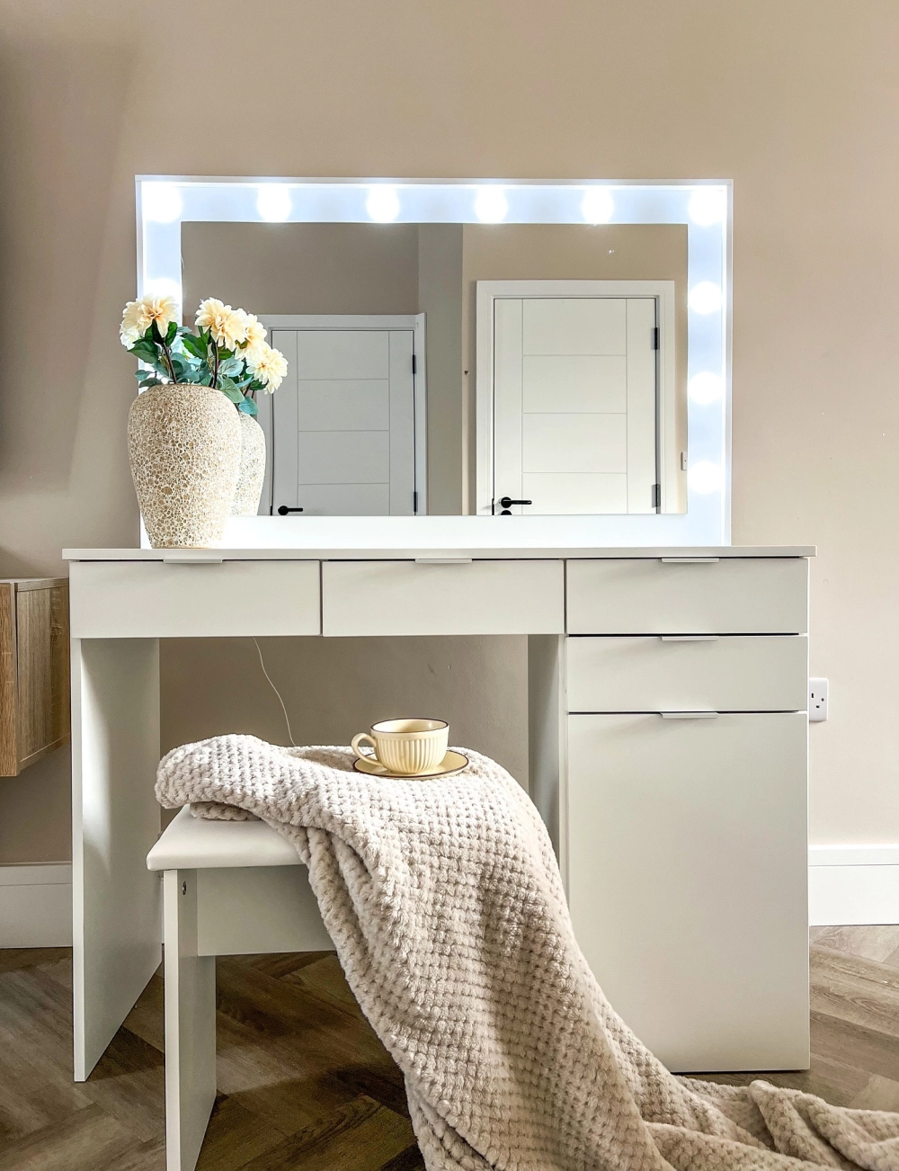 Kiểu bàn trang điểm ngồi bệt nhỏ xinh màu gỗ sáng