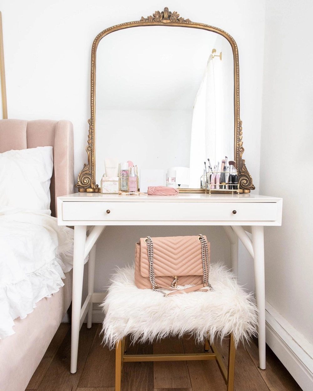 Không gian sang trọng với bàn trang điểm tân cổ điển chạm khắc tinh xảo