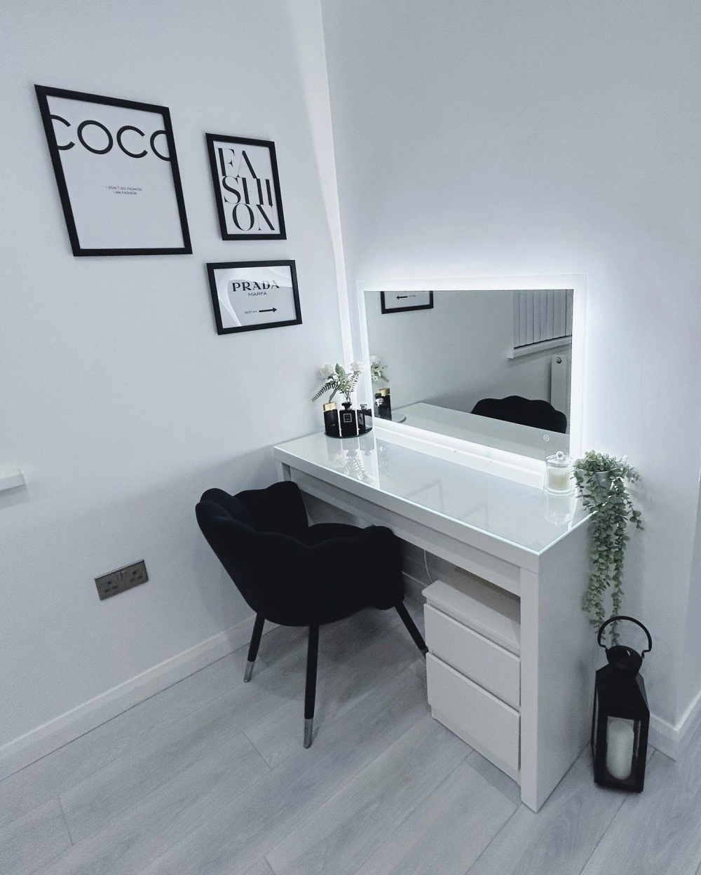 Bộ bàn phấn trang điểm kèm ghế bọc nỉ êm ái