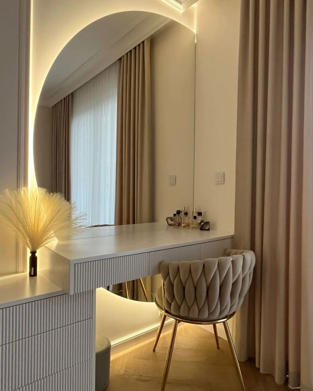 Bàn trang điểm màu trắng tinh khôi phong cách Hàn Quốc