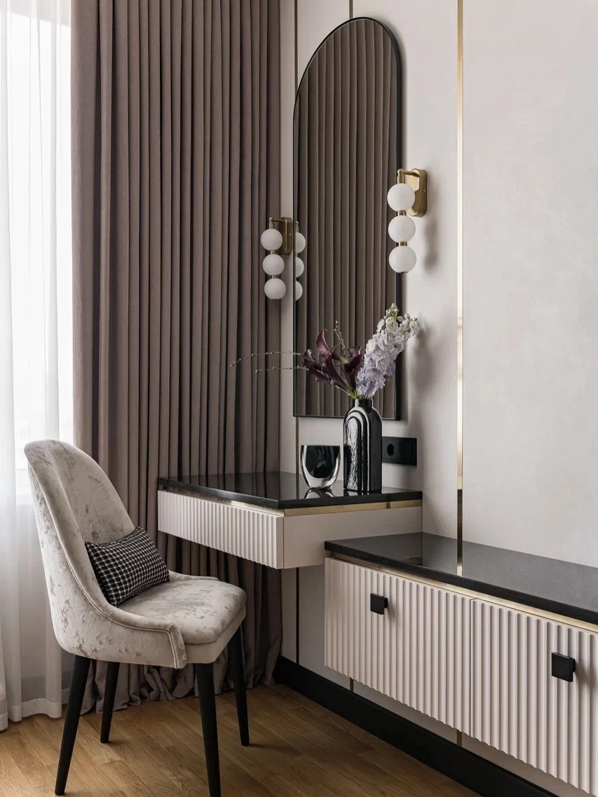 Điểm nhấn phòng ngủ với bàn trang điểm màu hồng ngọt ngào