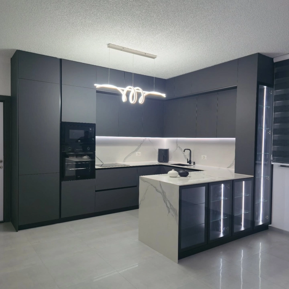 Không gian bếp chữ u kết hợp bàn ăn gia đình ấm áp