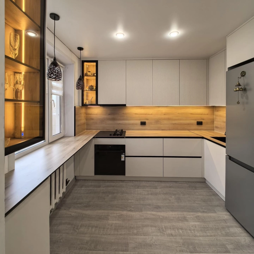 Không gian bếp chữ u có cửa sổ đón ánh sáng tự nhiên