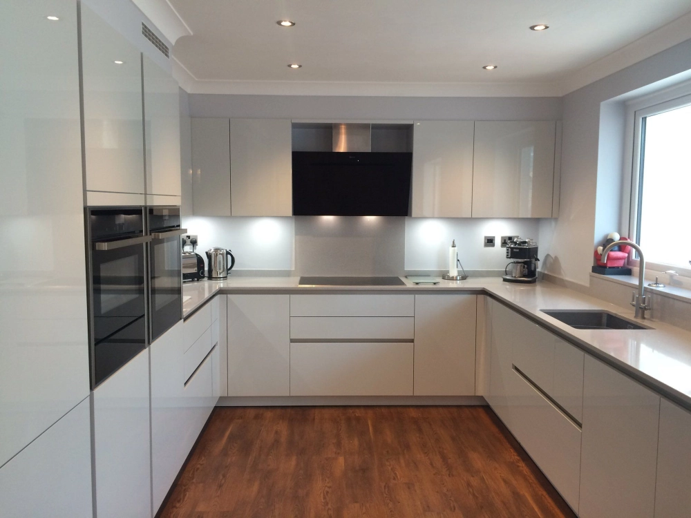 Tủ bếp chữ u acrylic bóng gương màu trắng sang trọng