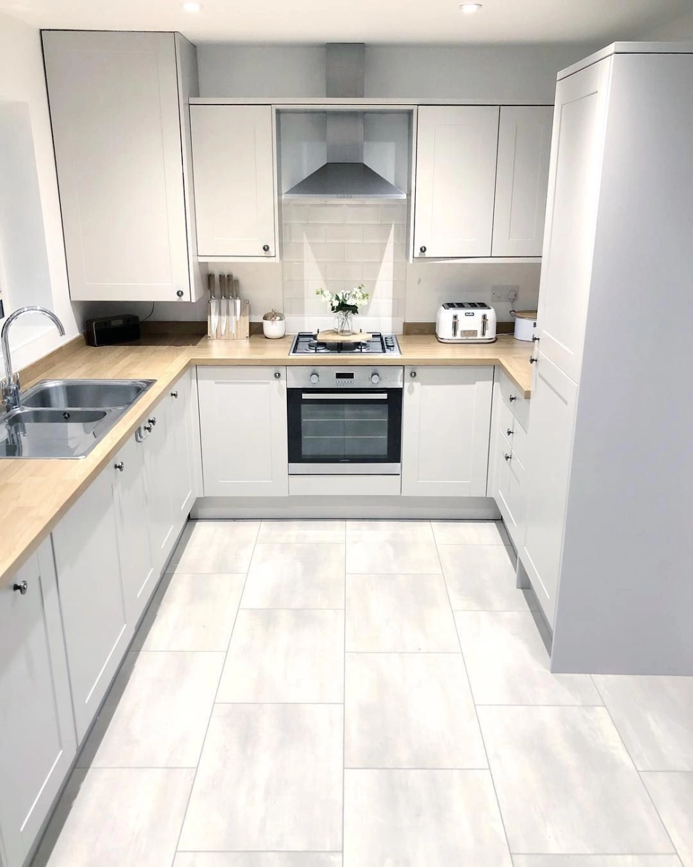 Không gian nội thất hiện đại với thiết kế bếp hình chữ u tiện nghi