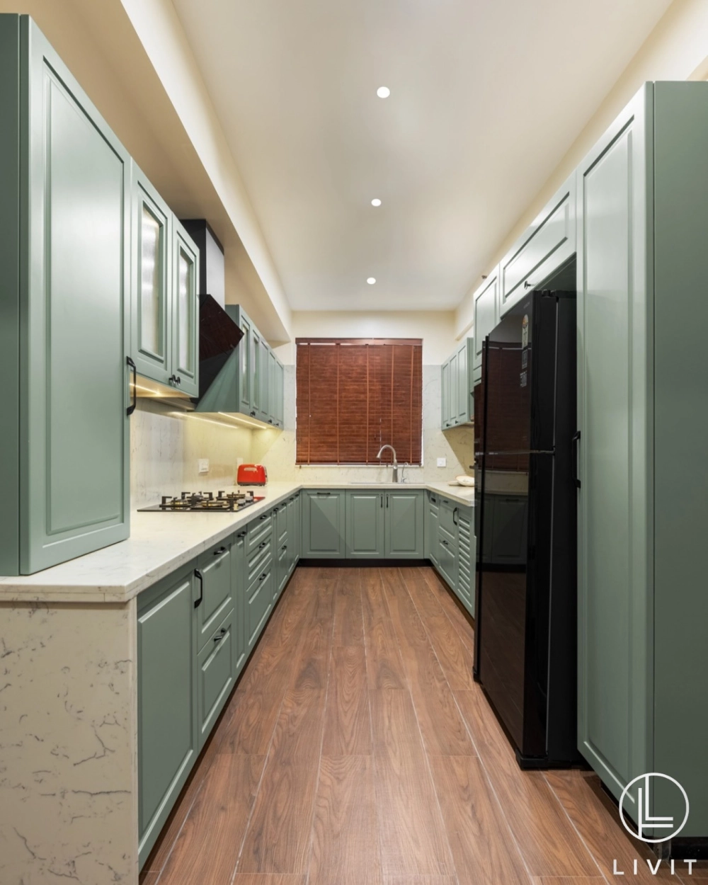 Hệ tủ bếp chữ u kịch trần tăng không gian lưu trữ