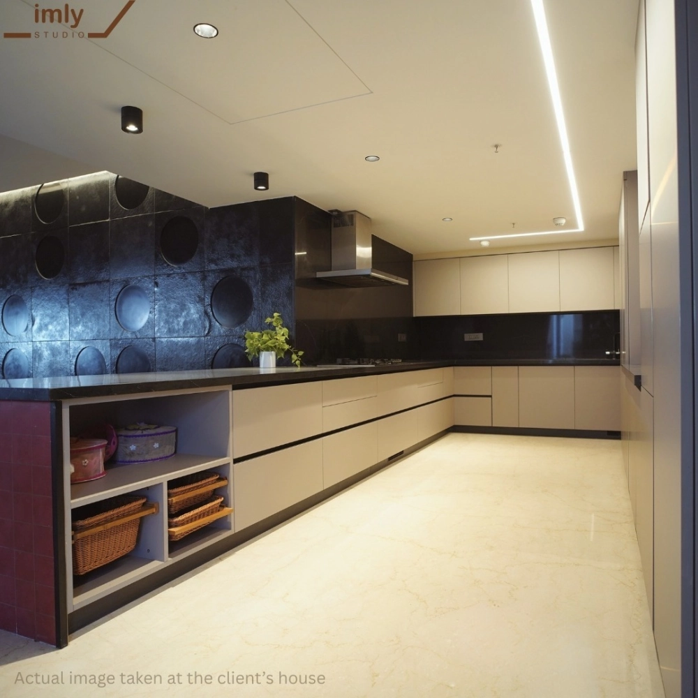 Tủ bếp chữ u kết hợp kệ trang trí độc đáo