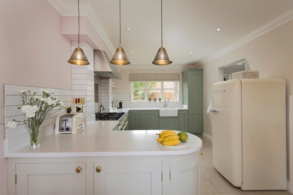 Bếp hình chữ u với mặt đá marble vân mây cao cấp