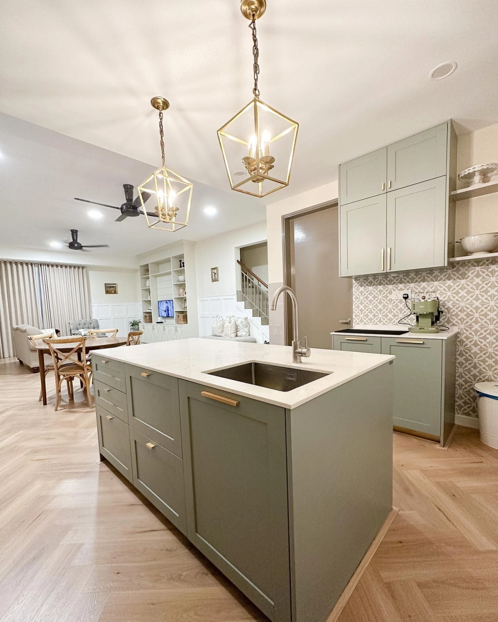 Thiết kế tủ bếp chữ L trong không gian liên thông