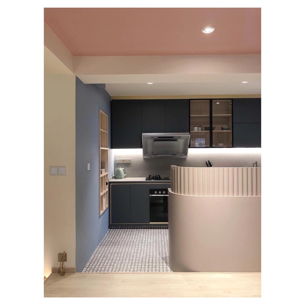 Thiết kế phòng khách liền bếp nhà ống với tông màu sáng