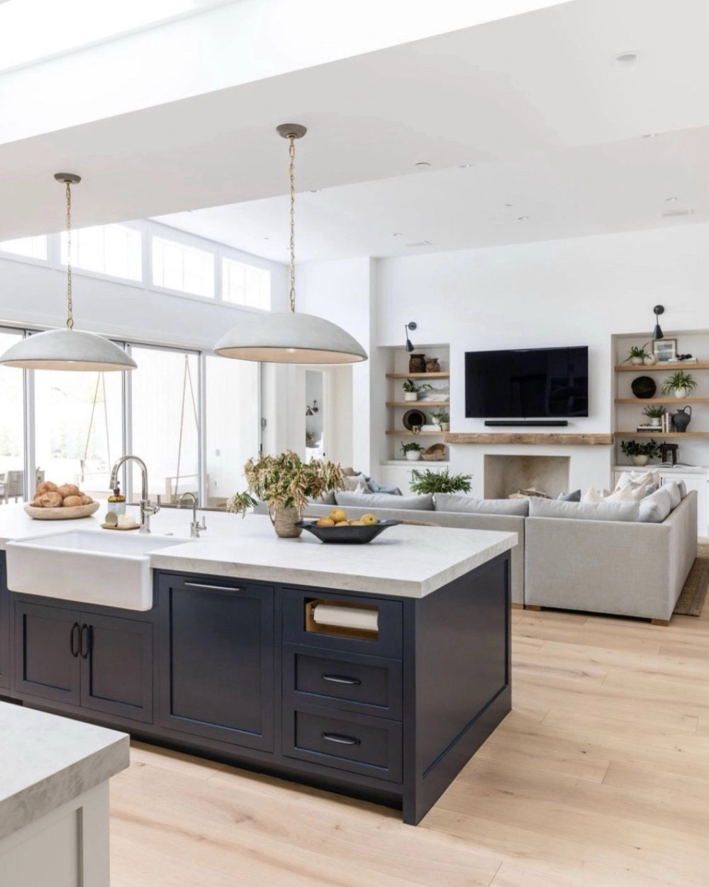 Không gian bếp và phòng khách liền kề nội thất gỗ óc chó