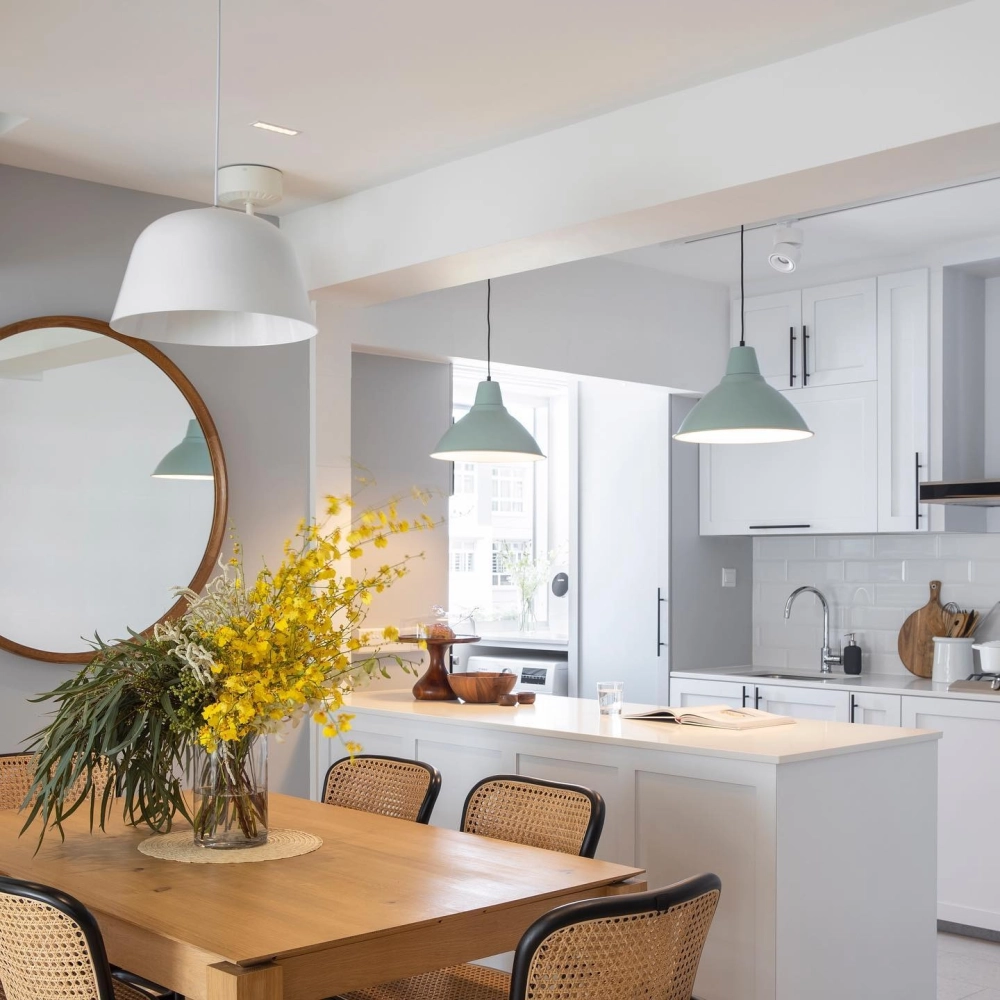 Bàn ăn đặt giữa vùng đệm phòng khách và bếp