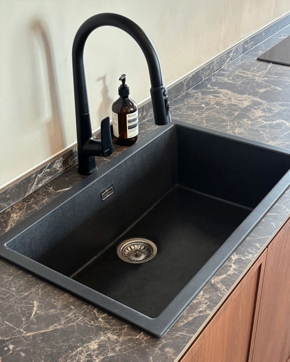 Kiểu dáng vòi rửa bát ngỗng cứng truyền thống