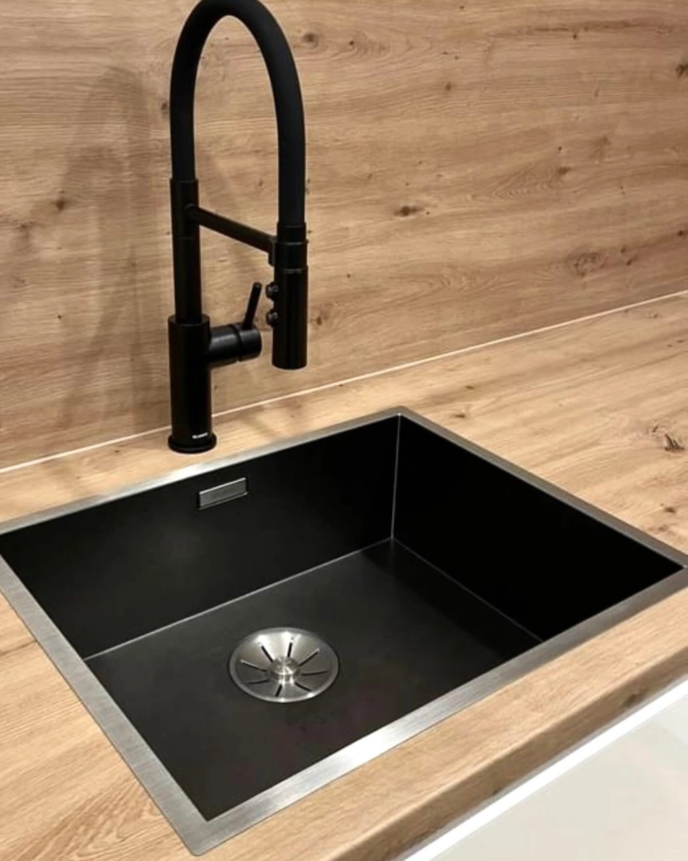 Mẫu vòi rửa bát cần mềm uốn dẻo tiện lợi