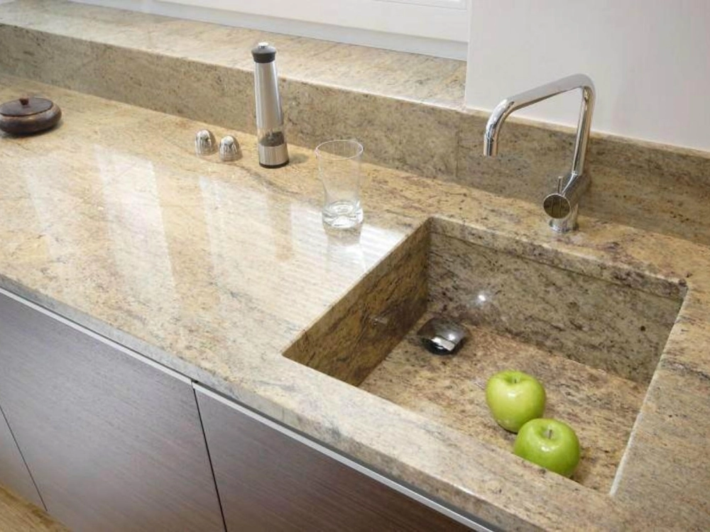 Mặt đá bàn bếp màu vàng ấm cúng hợp phong thủy gia chủ