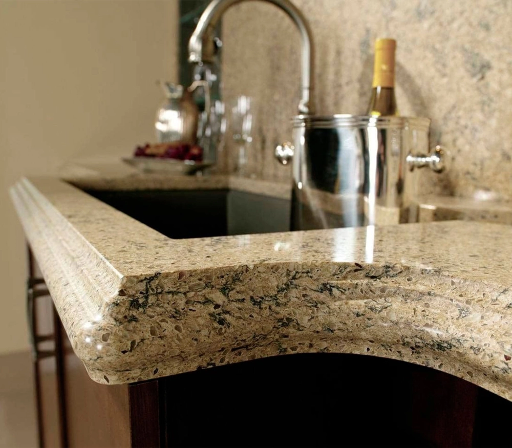 Không gian bếp nổi bật với đá bàn bếp màu đen tia chớp huyền bí