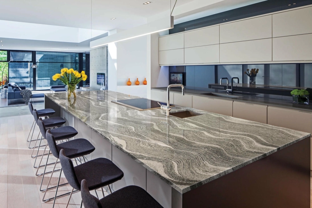 Mẫu đá ốp bàn bếp kim sa trung lấp lánh dưới ánh đèn