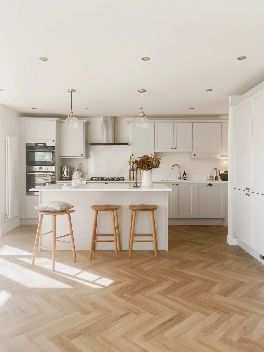 Ý tưởng trang trí đèn thả đảo bếp lung linh và ấn tượng