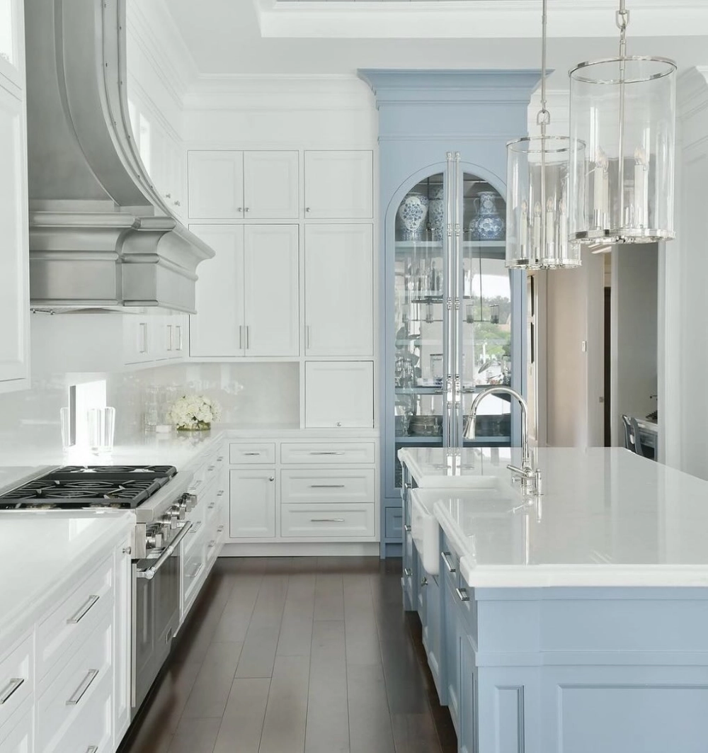 Mẫu thiết kế đảo bếp thông minh tích hợp chậu rửa và bếp nấu tiện nghi cho gia đình hiện đại