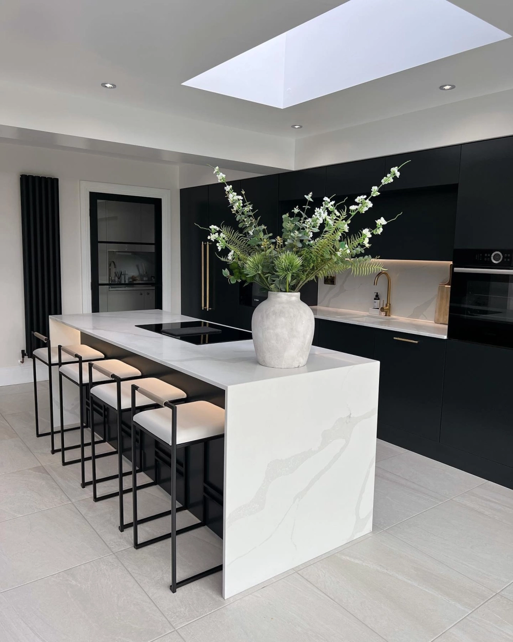 Thiết kế đảo bếp ngăn phòng khách và bếp tạo không gian mở