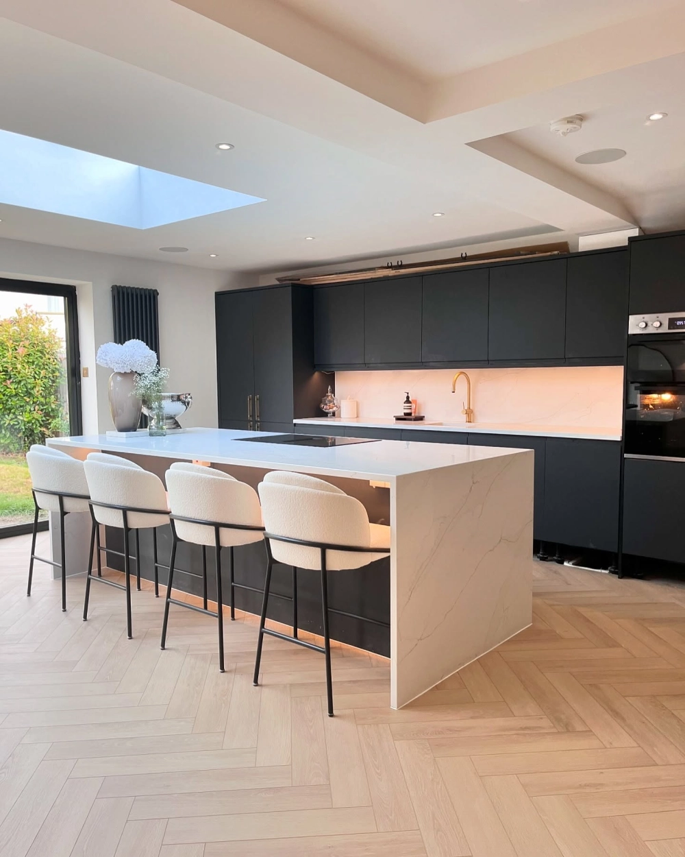 Mẫu đảo bếp hai tầng độc đáo tăng diện tích sử dụng