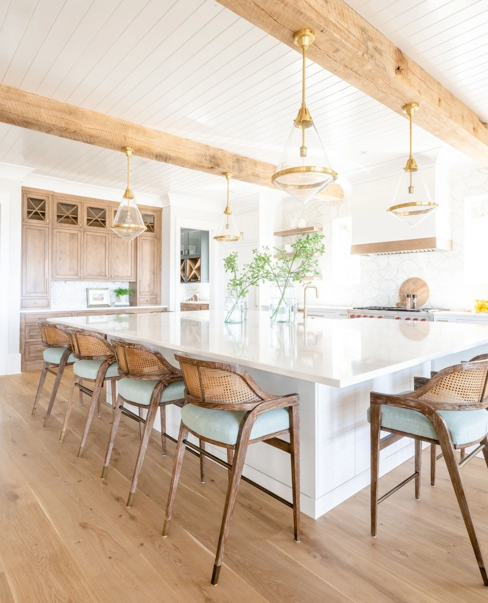 Hệ thống đảo bếp thông minh với ngăn chứa đồ tự động