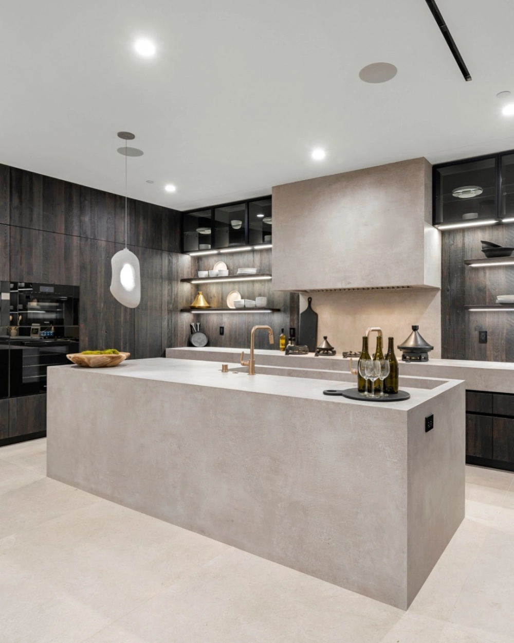 Đảo bếp kết hợp quầy bar là nơi thư giãn lý tưởng