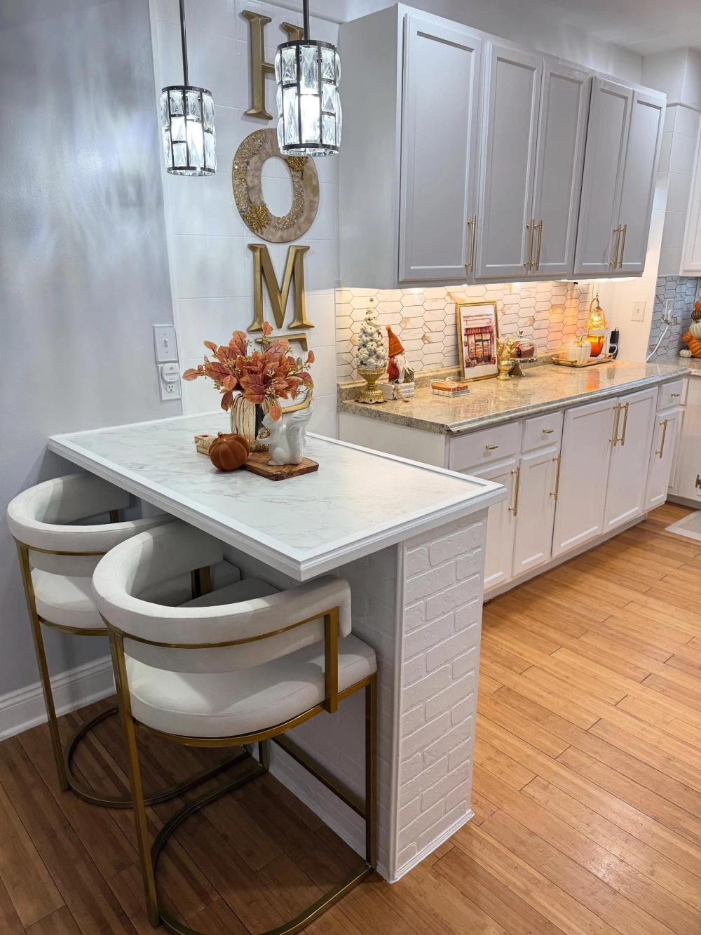 Mẫu decor phòng bếp phong cách hàn quốc với tông màu kem sữa