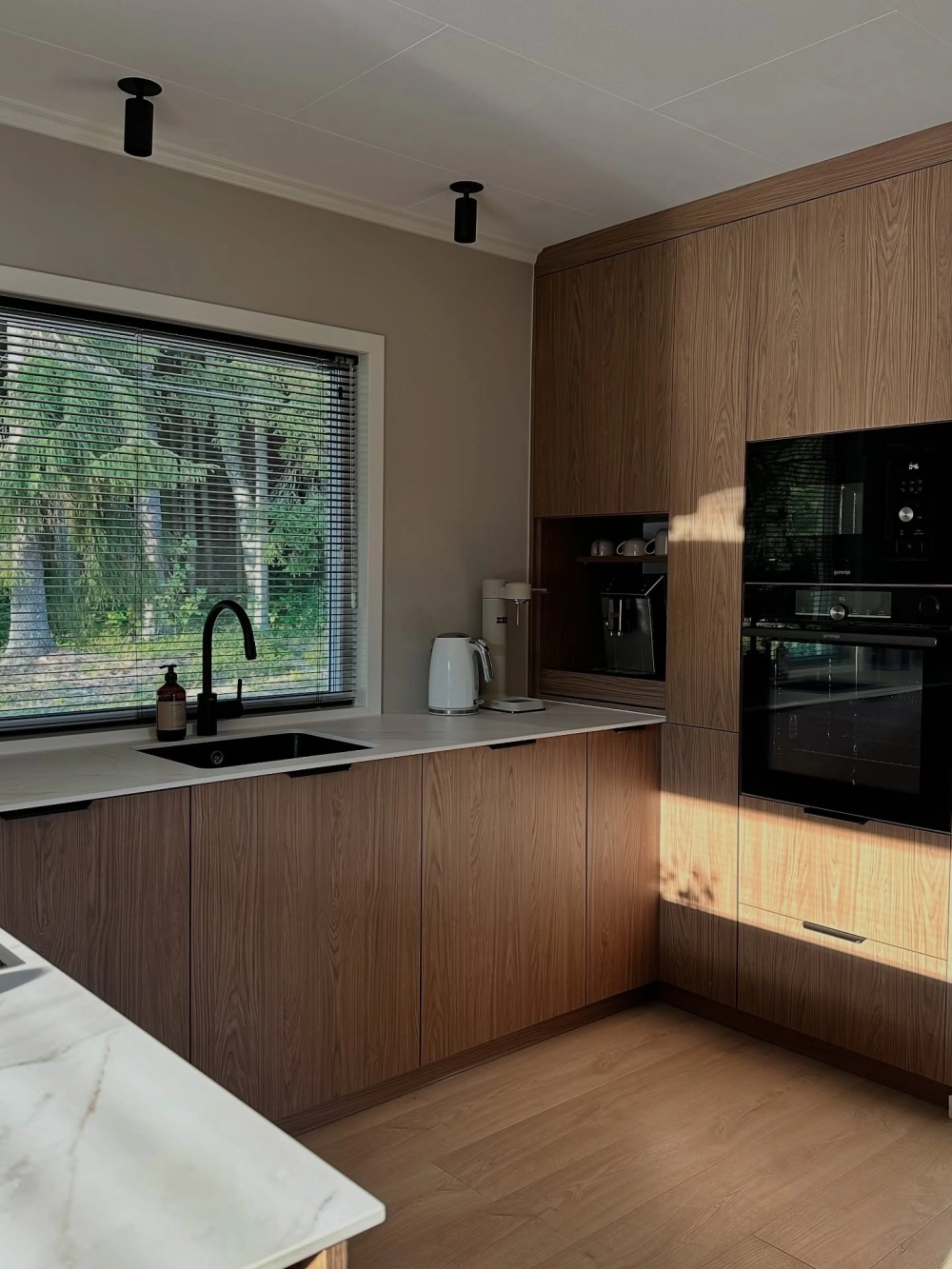 Cách bố trí kệ gỗ trang trí phòng bếp gọn gàng và ngăn nắp