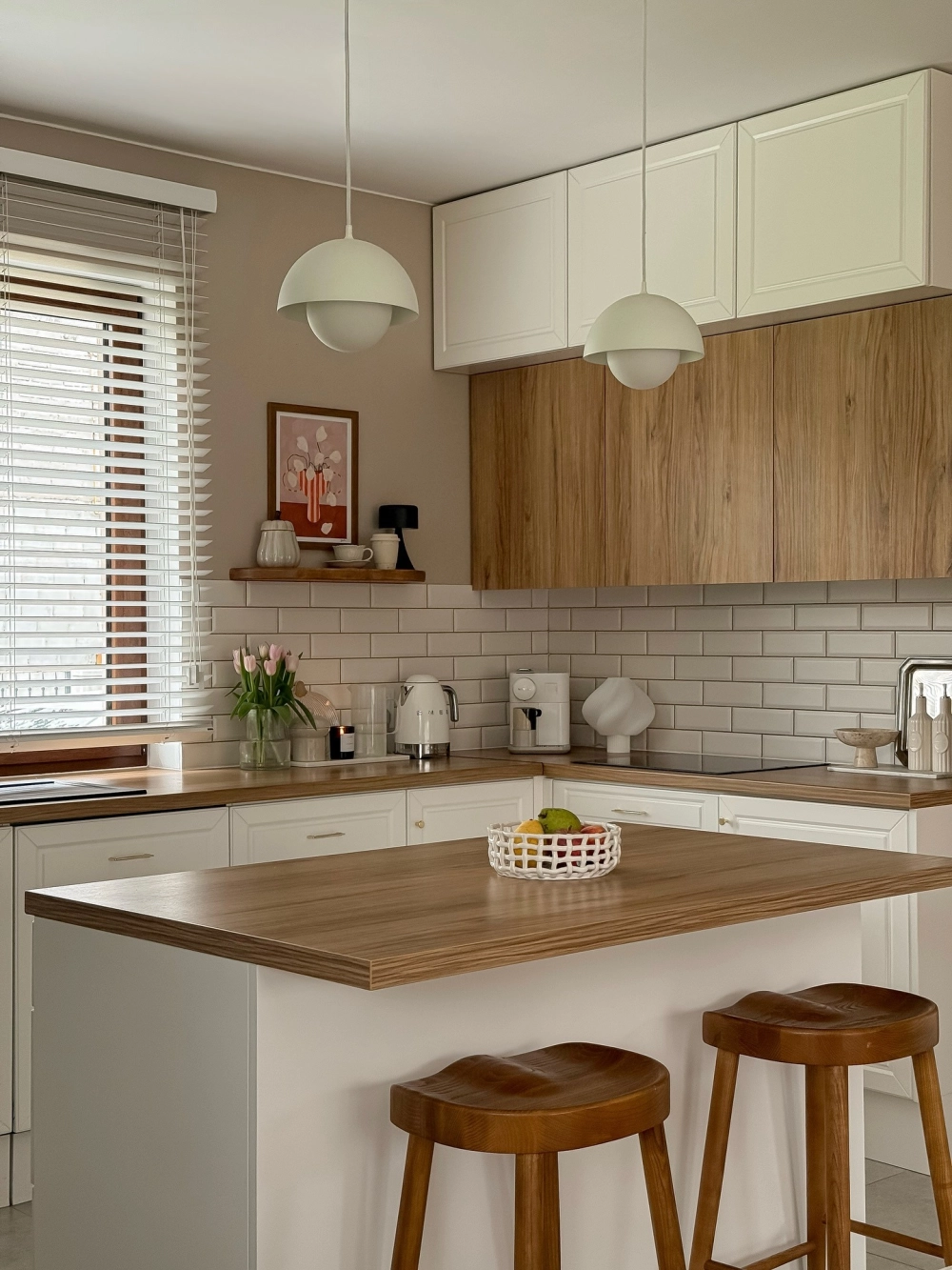 Ý tưởng decor phòng bếp vintage với tủ gỗ màu trầm ấm cúng