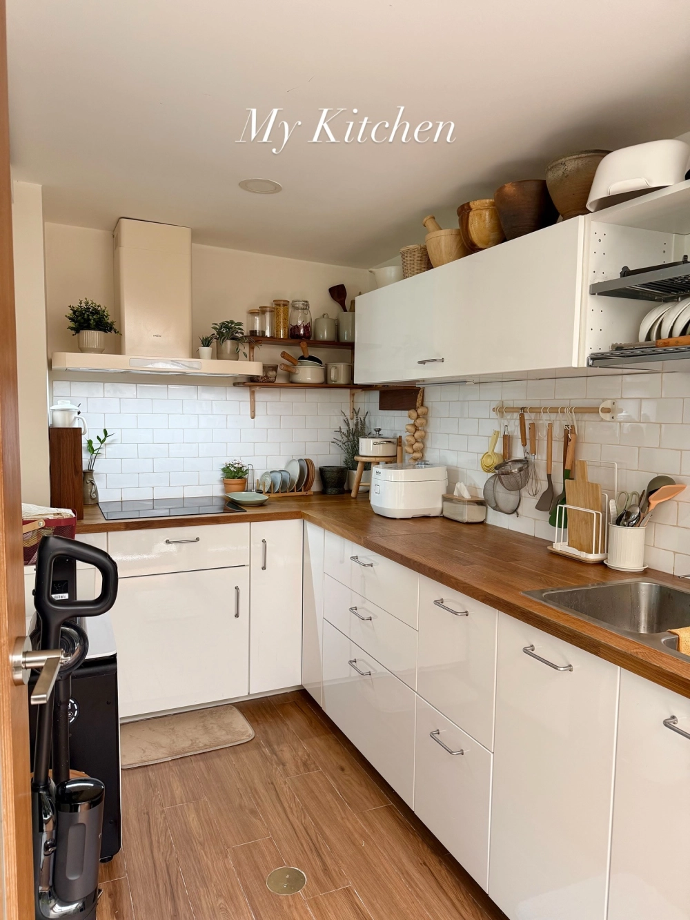 Góc pha chế nhỏ xinh trong ý tưởng decor phòng bếp đẹp