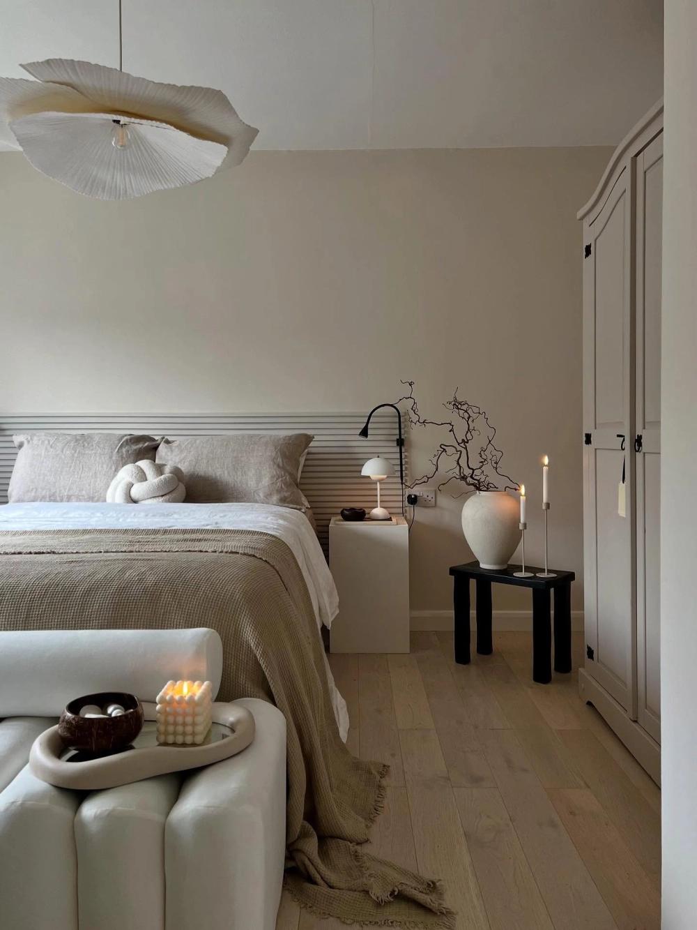 Lung linh với ý tưởng decor phòng ngủ bằng đèn led dây chạy dọc trần nhà