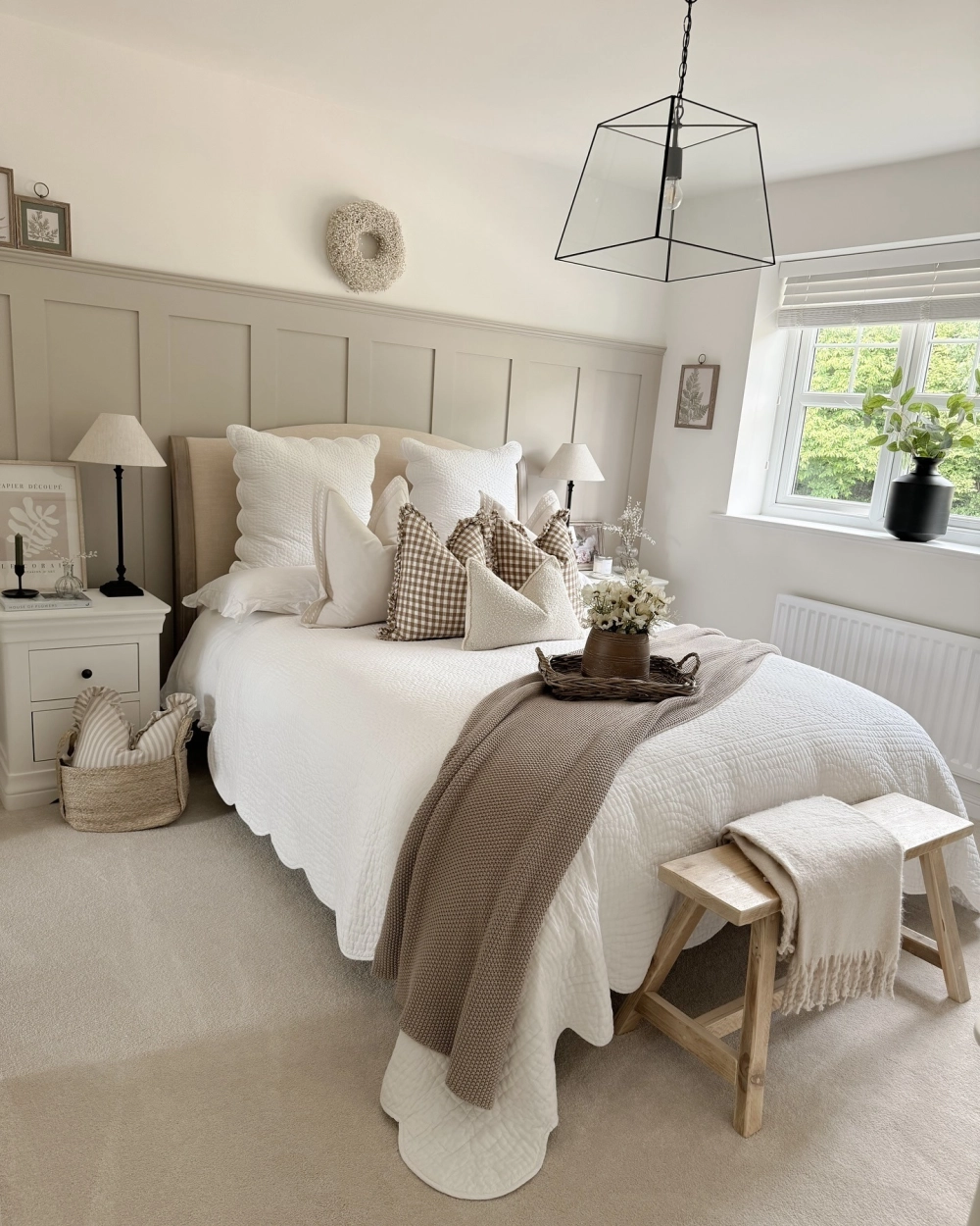 Góc decor phòng ngủ vintage với gam màu nâu trầm ấm cúng