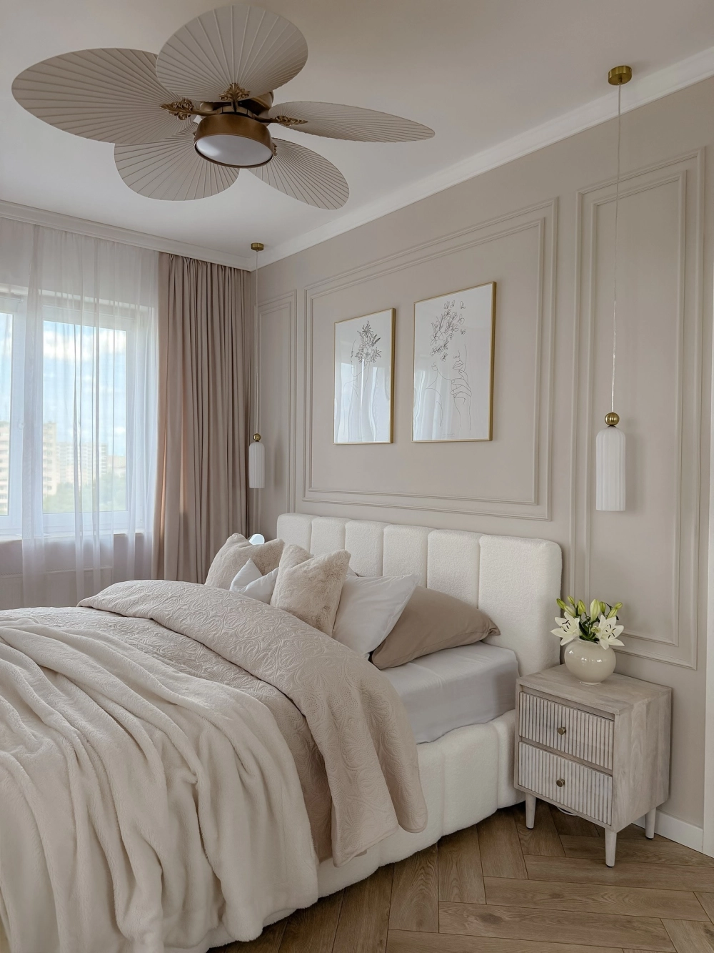 Sắp xếp sách gọn gàng trên kệ gỗ trang trí phòng ngủ treo tường