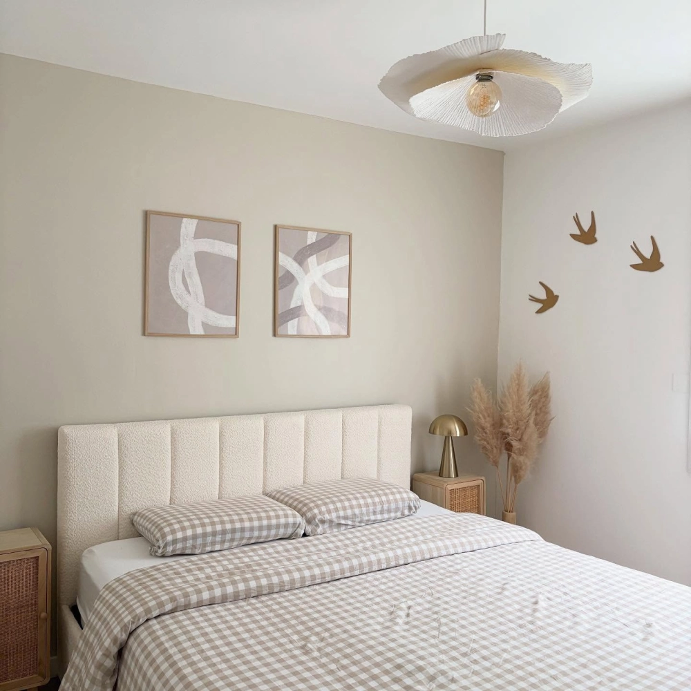 Bàn làm việc nhỏ gọn kết hợp trong không gian phòng ngủ