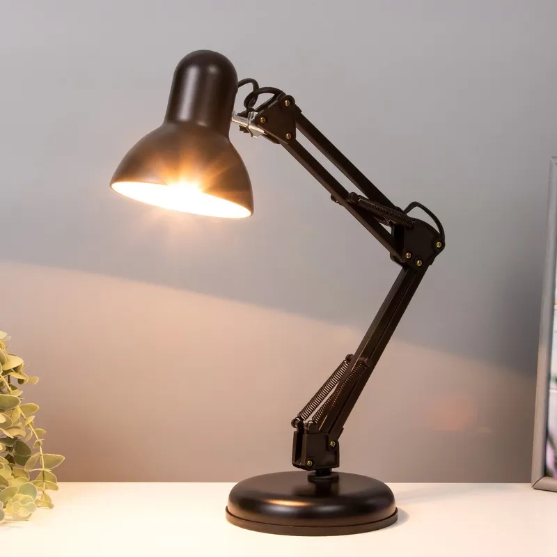 Ảnh đèn bàn đọc sách giúp tập trung tối đa