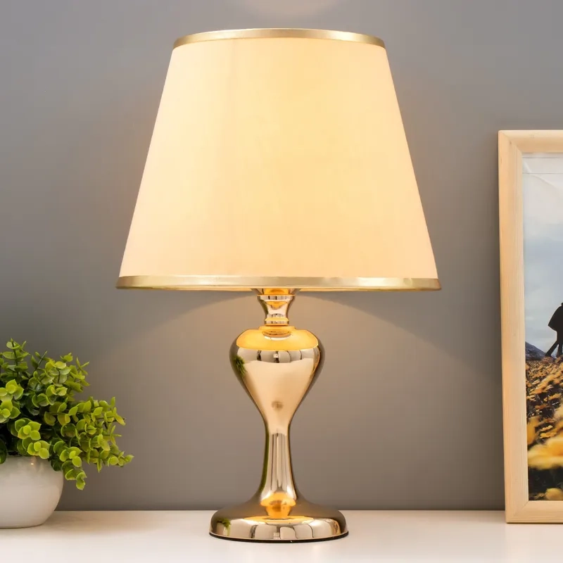 Ảnh đèn bàn ánh sáng dịu mắt cho mọi phòng