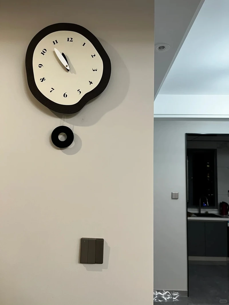 Hiện đại và bền bỉ cùng đồng hồ treo tường kim loại